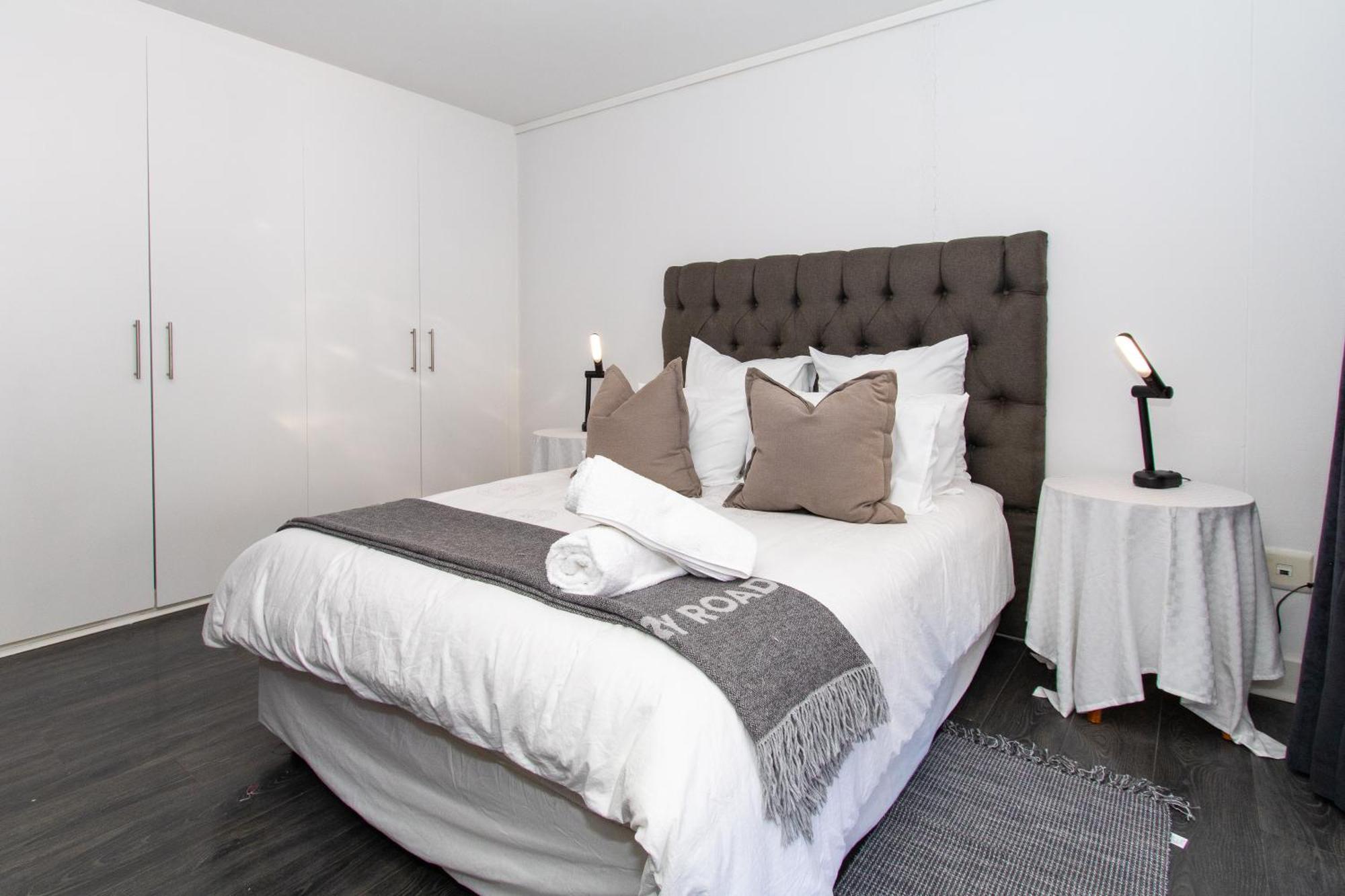 Apartment Spacious 1 Bedroom Apartment, Atlantica, Seapoint Cape Town
