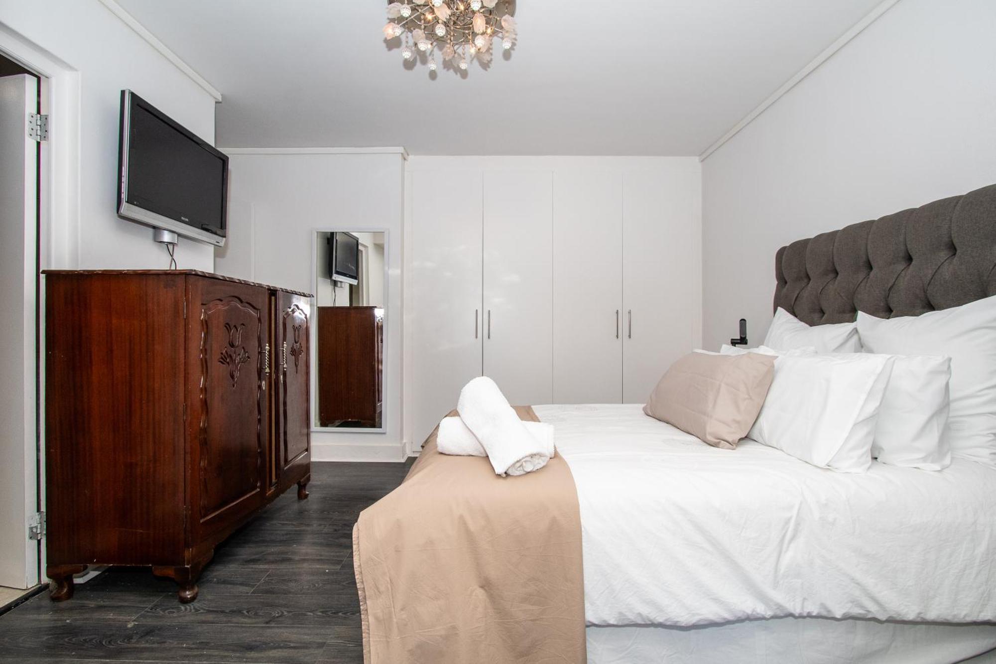 Spacious 1 Bedroom Apartment, Atlantica, Seapoint Cape Town