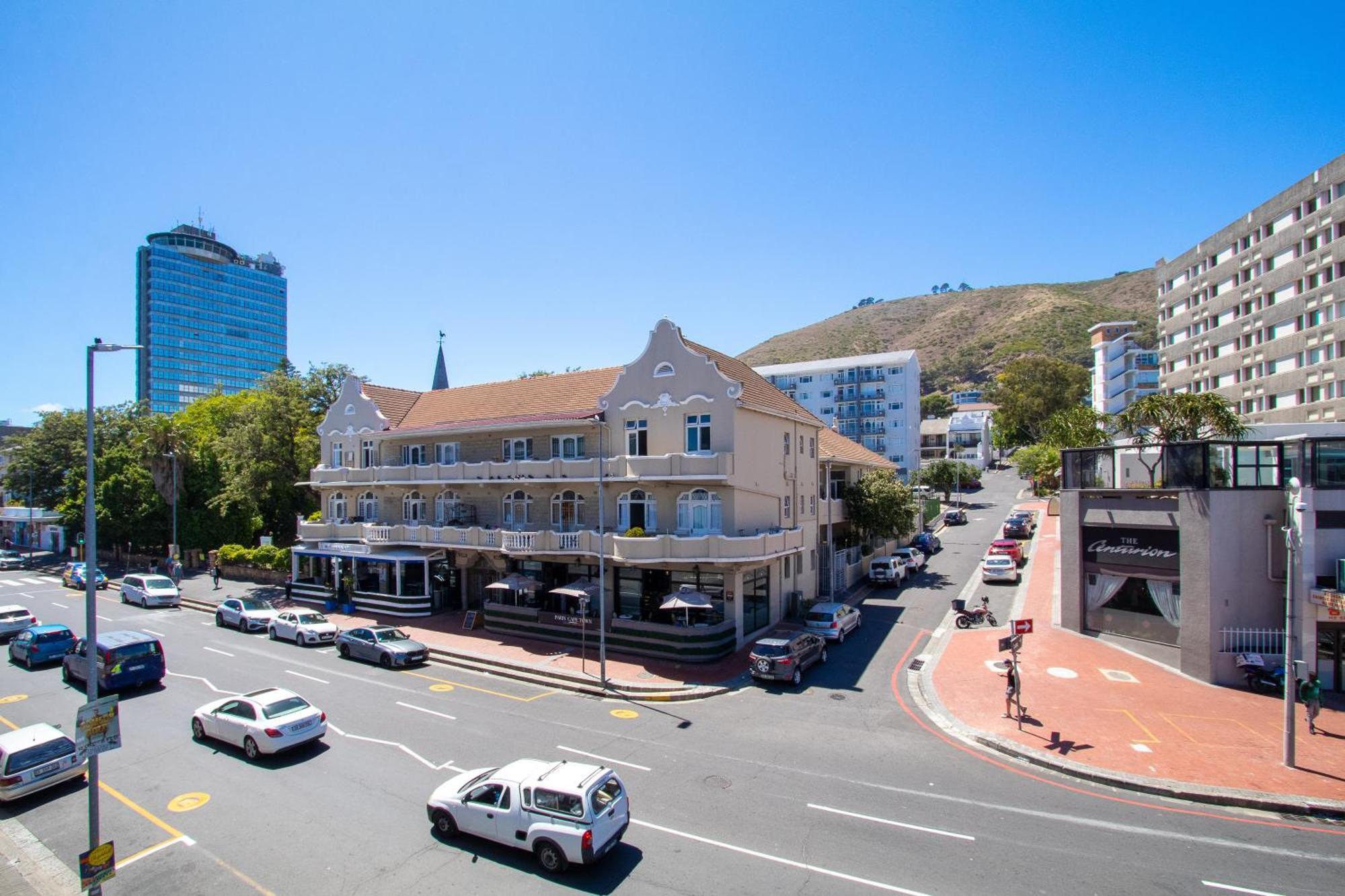 Spacious 1 Bedroom Apartment, Atlantica, Seapoint * Cape Town