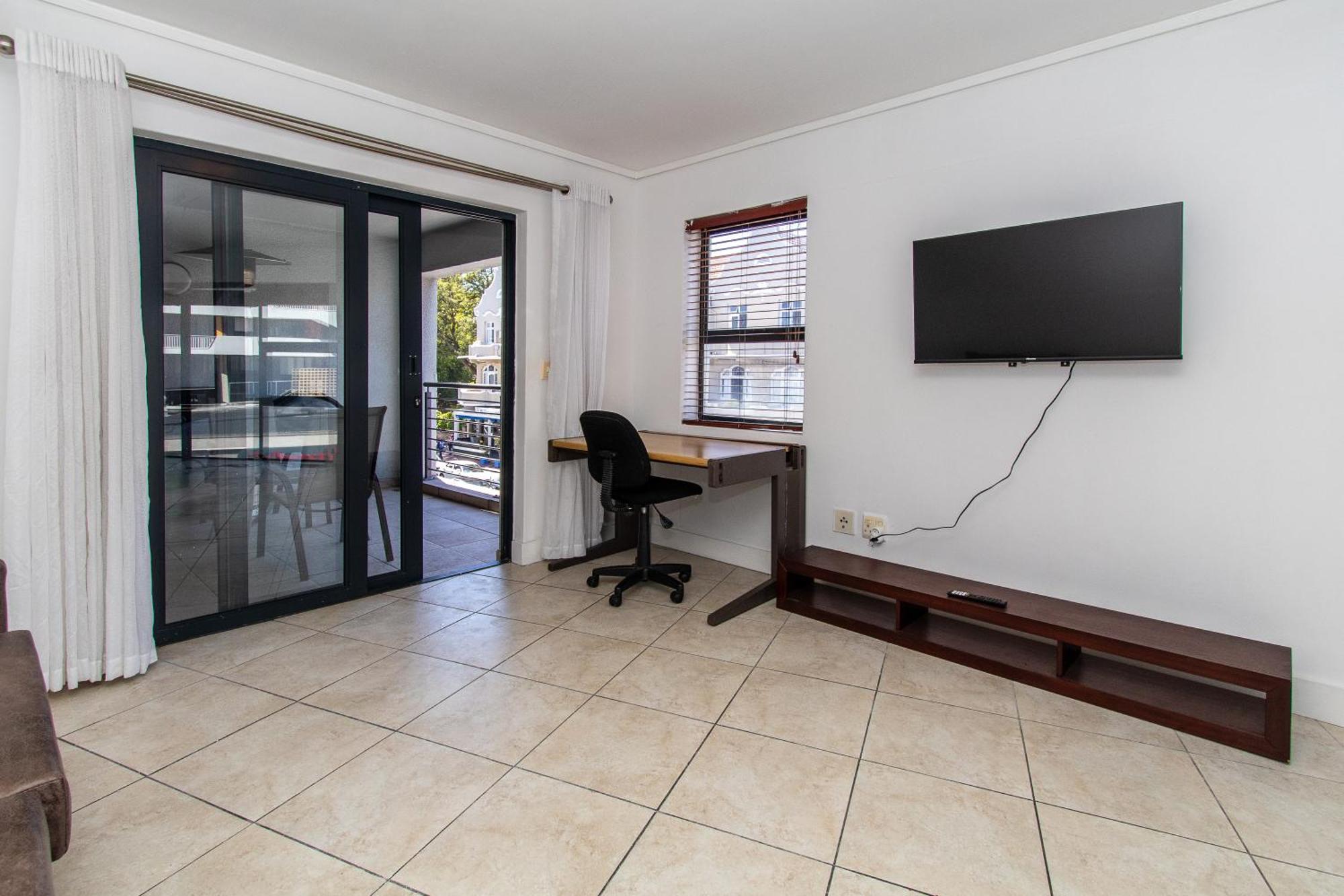 Apartment Spacious 1 Bedroom Apartment, Atlantica, Seapoint Cape Town