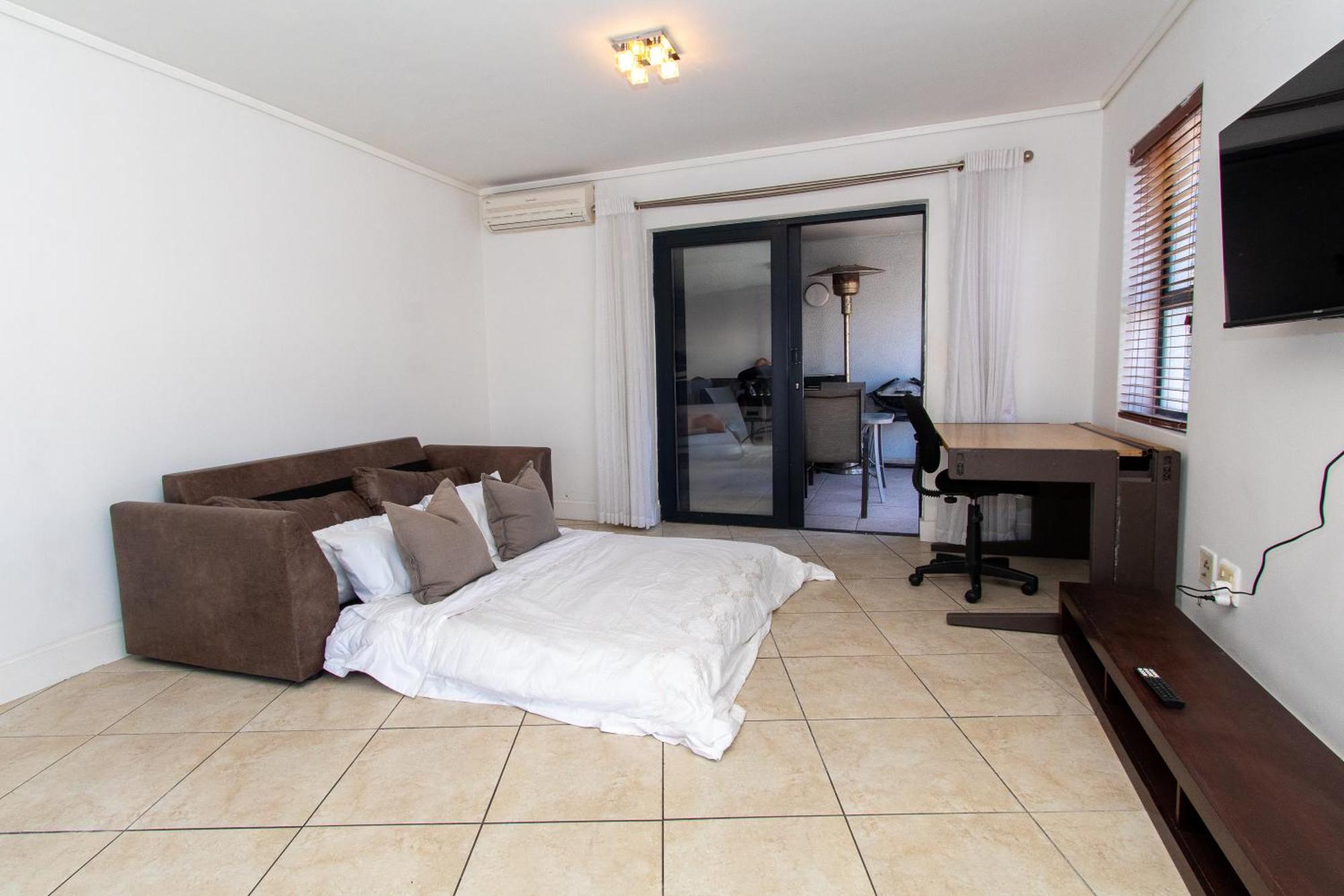 Spacious 1 Bedroom Apartment, Atlantica, Seapoint * Cape Town