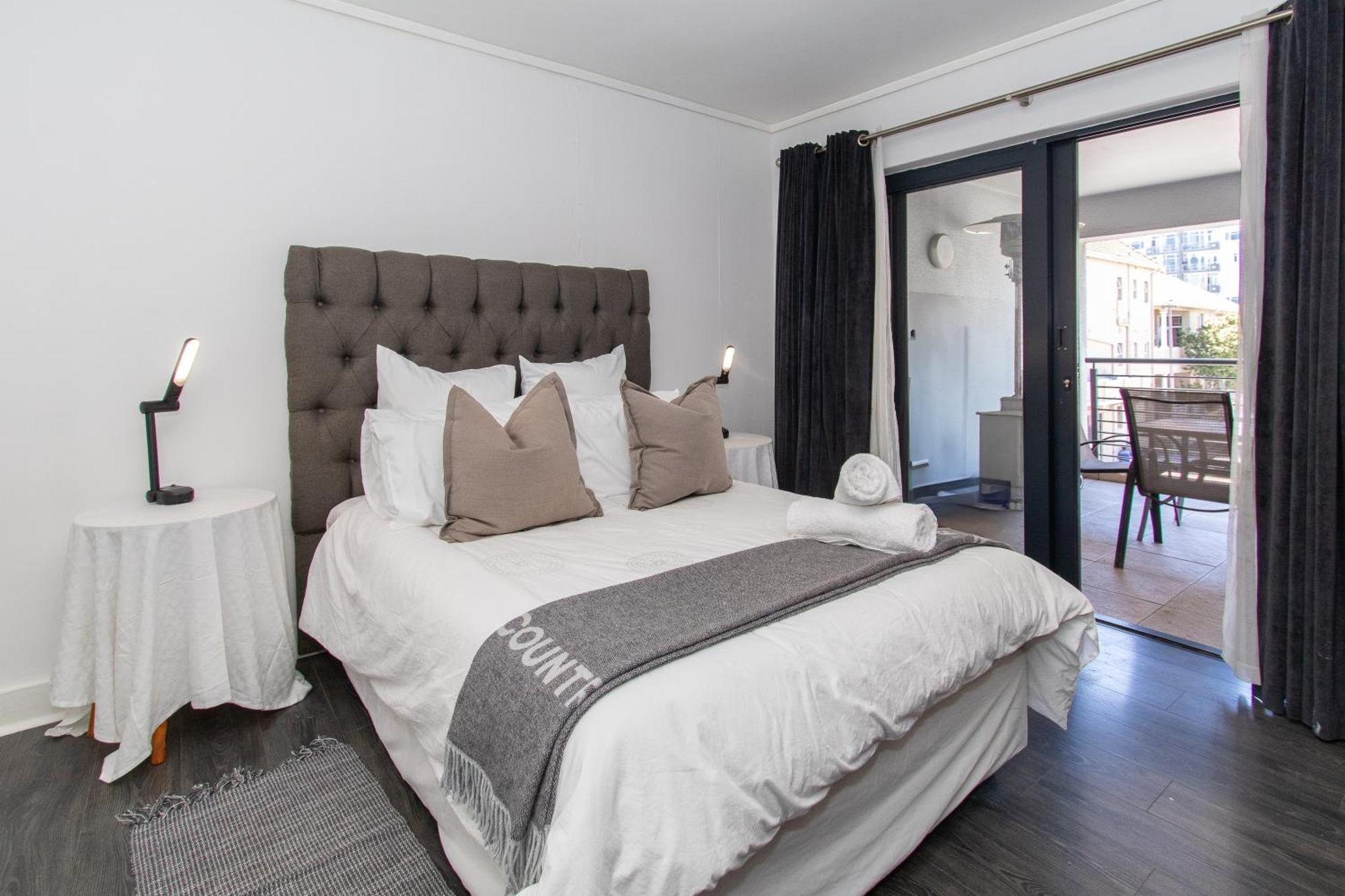 Spacious 1 Bedroom Apartment, Atlantica, Seapoint Apartment Cape Town