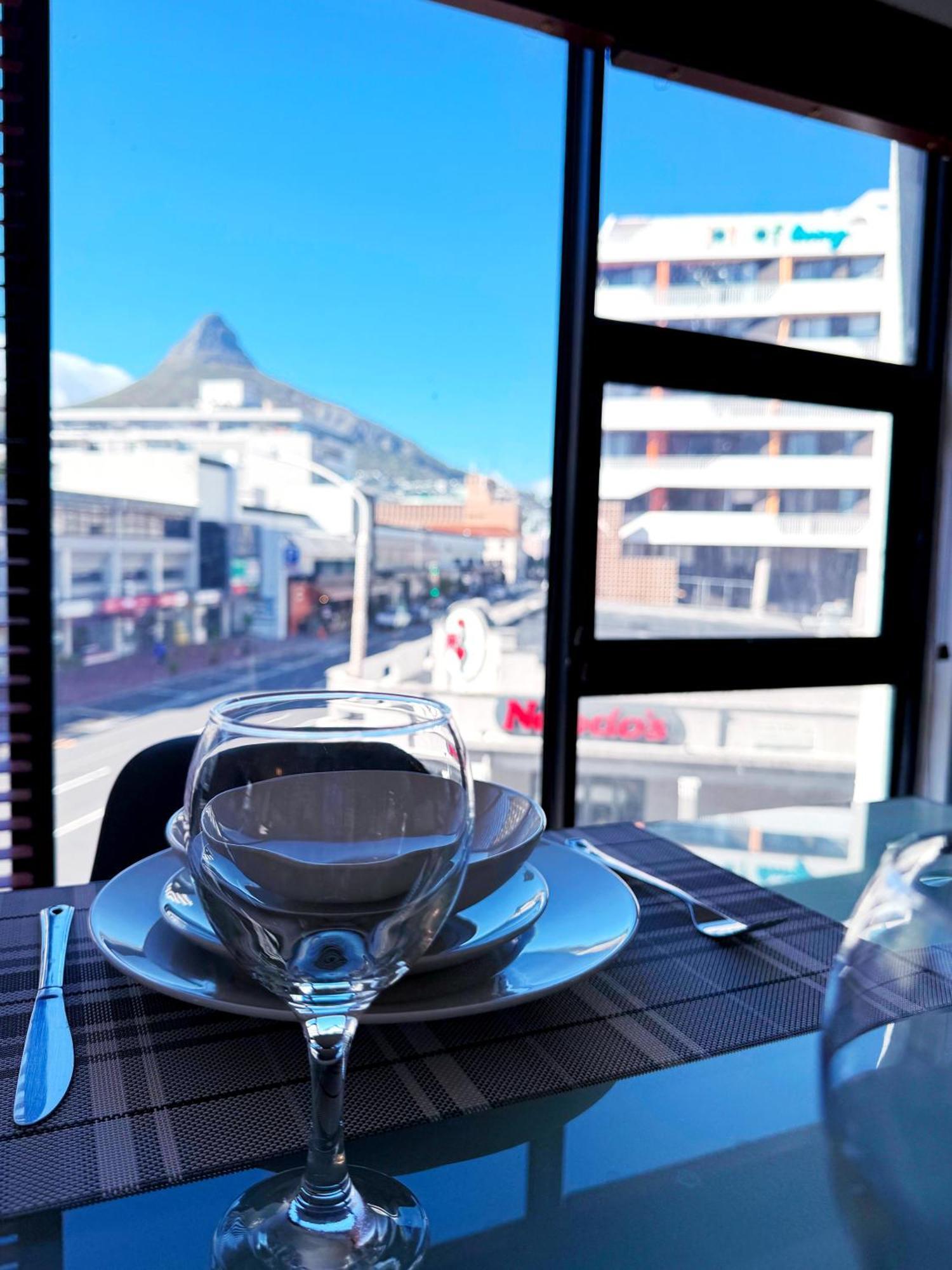 Spacious 1 Bedroom Apartment, Atlantica, Seapoint Cape Town