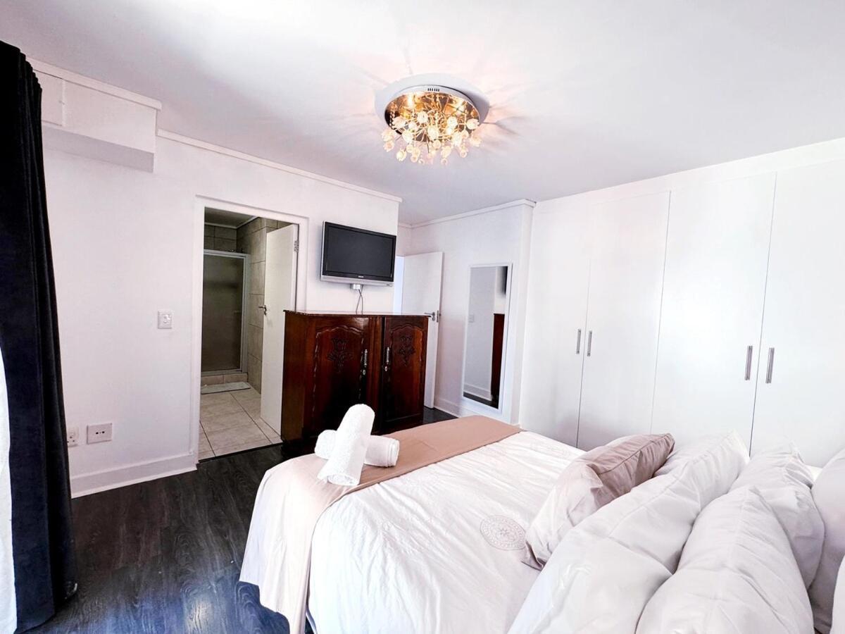 Apartment Spacious 1 Bedroom Apartment, Atlantica, Seapoint Cape Town