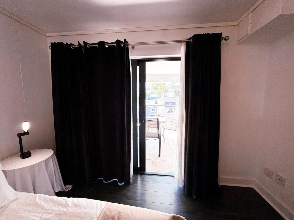 Spacious 1 Bedroom Apartment, Atlantica, Seapoint * Cape Town